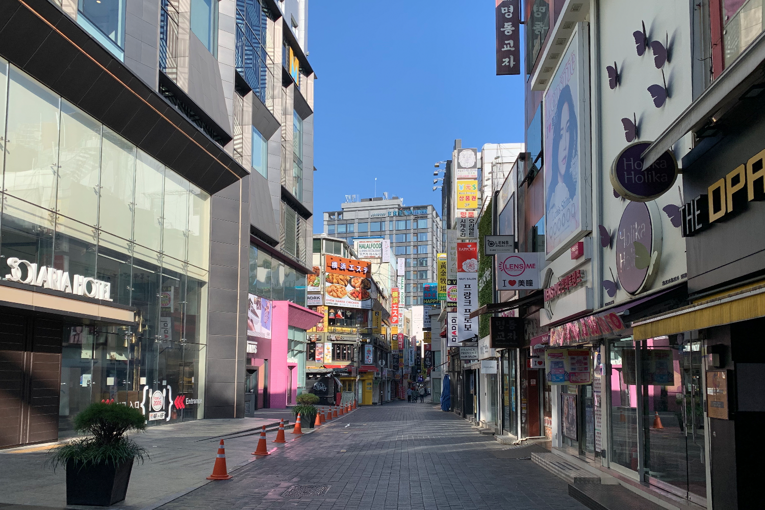 疫情期間空無一人的明洞街道, 招牌寥落, 商業活動停滯