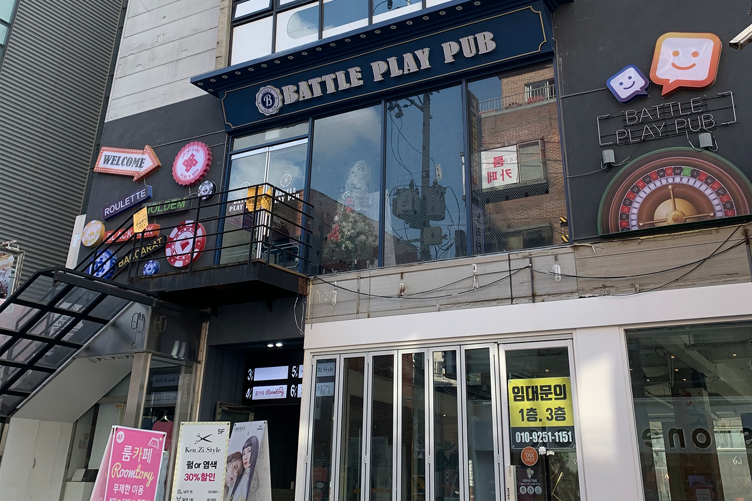 商舖招租廣告貼滿招牌的弘大街頭, 顯示當地經濟受到疫情影響