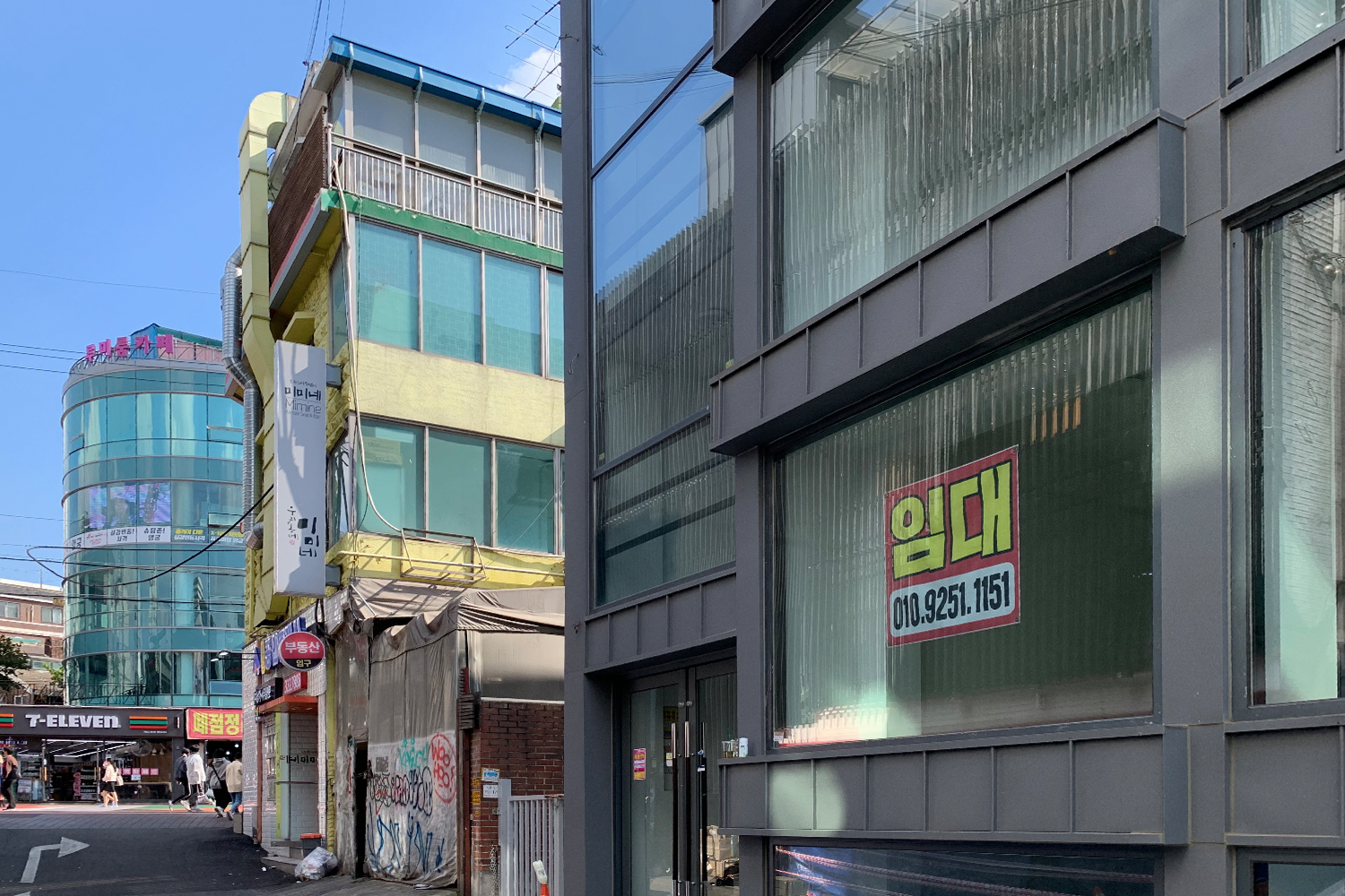 夜間霓虹燈廣告看板, 營造熱鬧的弘大商圈氛圍