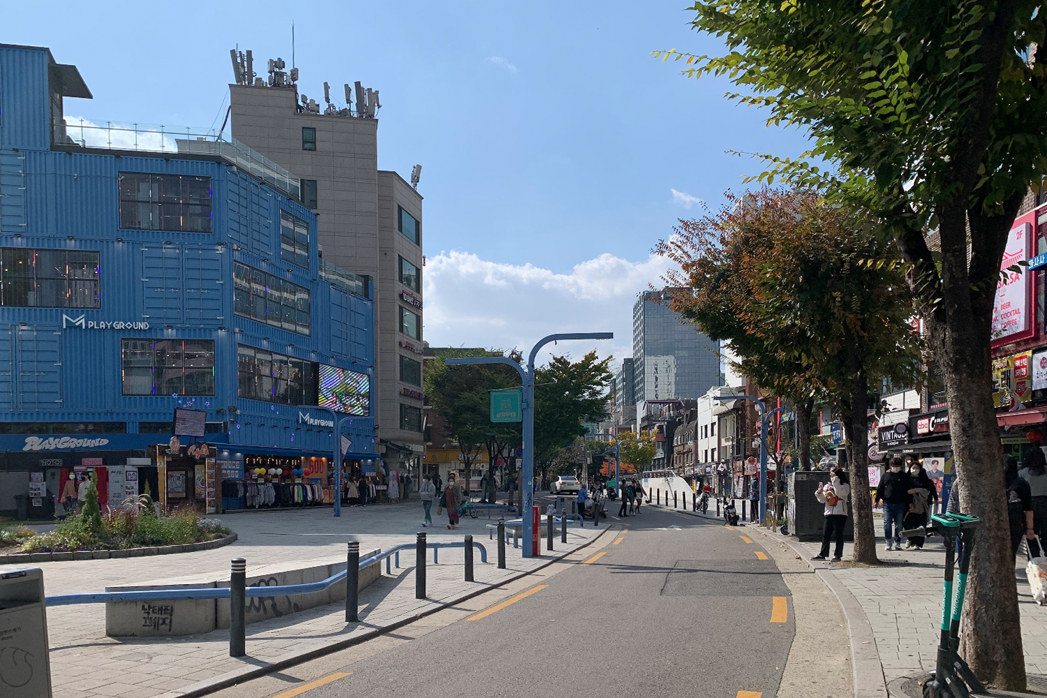 疫情期間的弘大商圈, 街道顯得冷清, 缺乏人潮