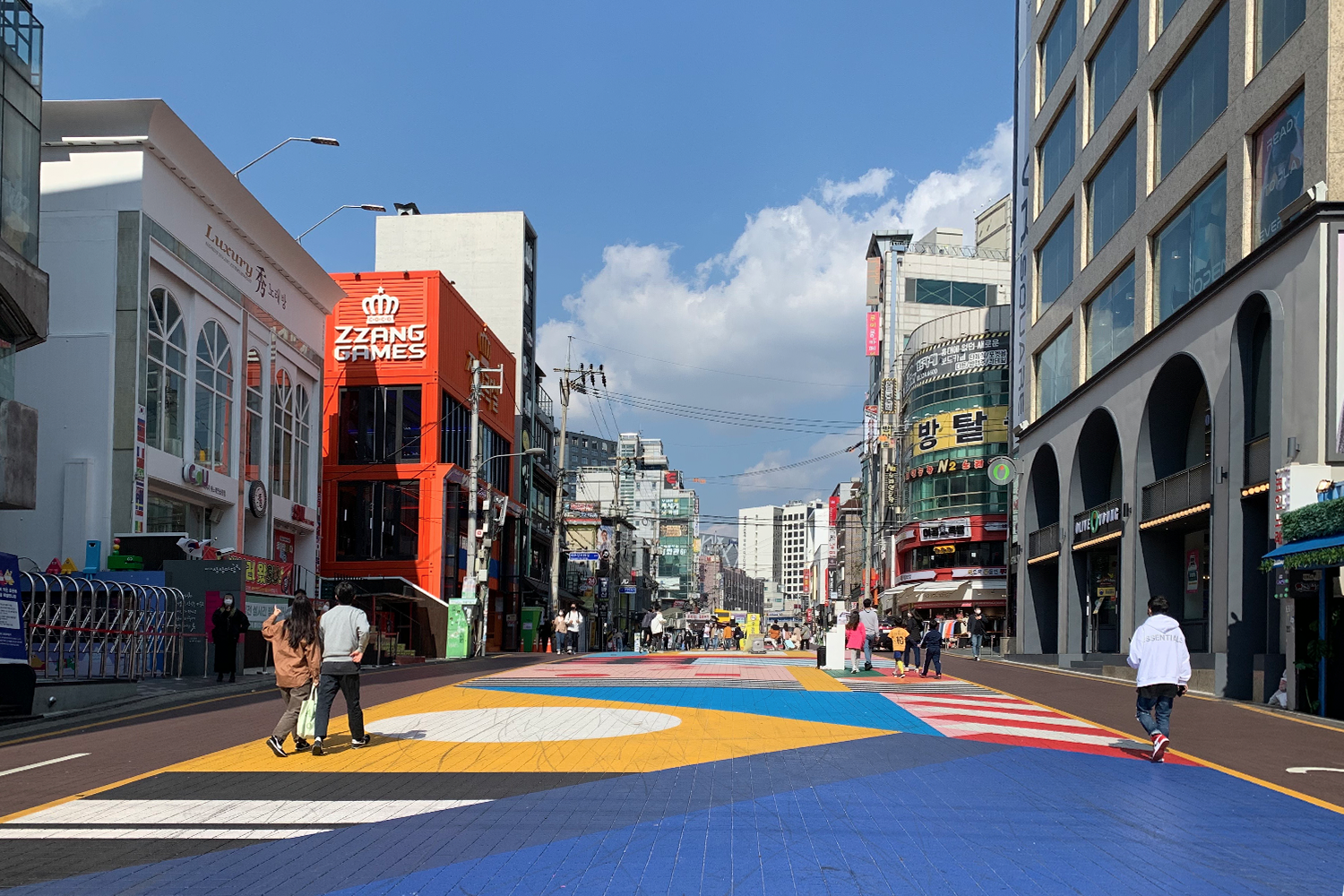 過去熱鬧的弘大購物街, 吸引大量顧客探索多元店家