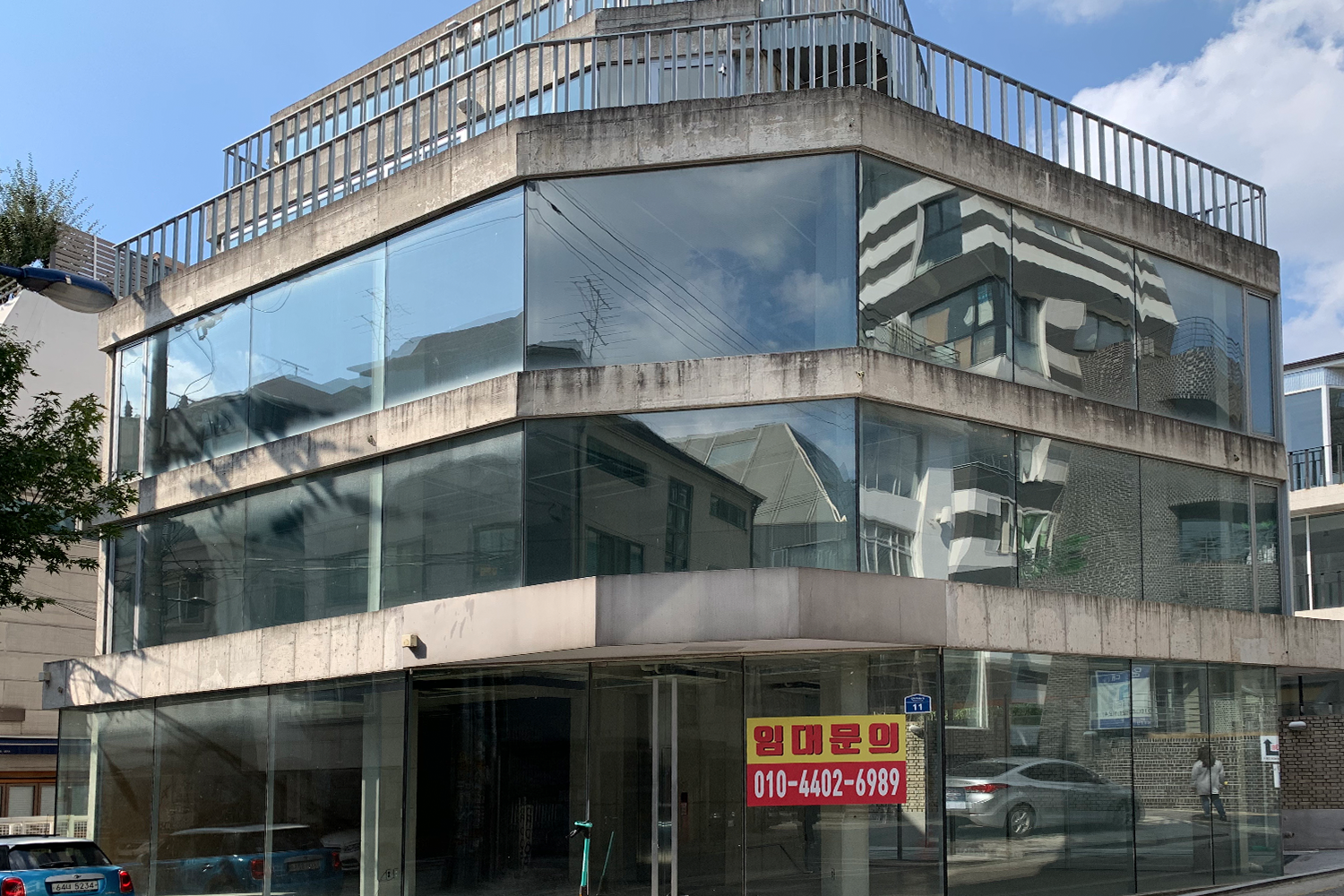 以前繁忙的弘大地區, 大型文具店1300K生意興旺