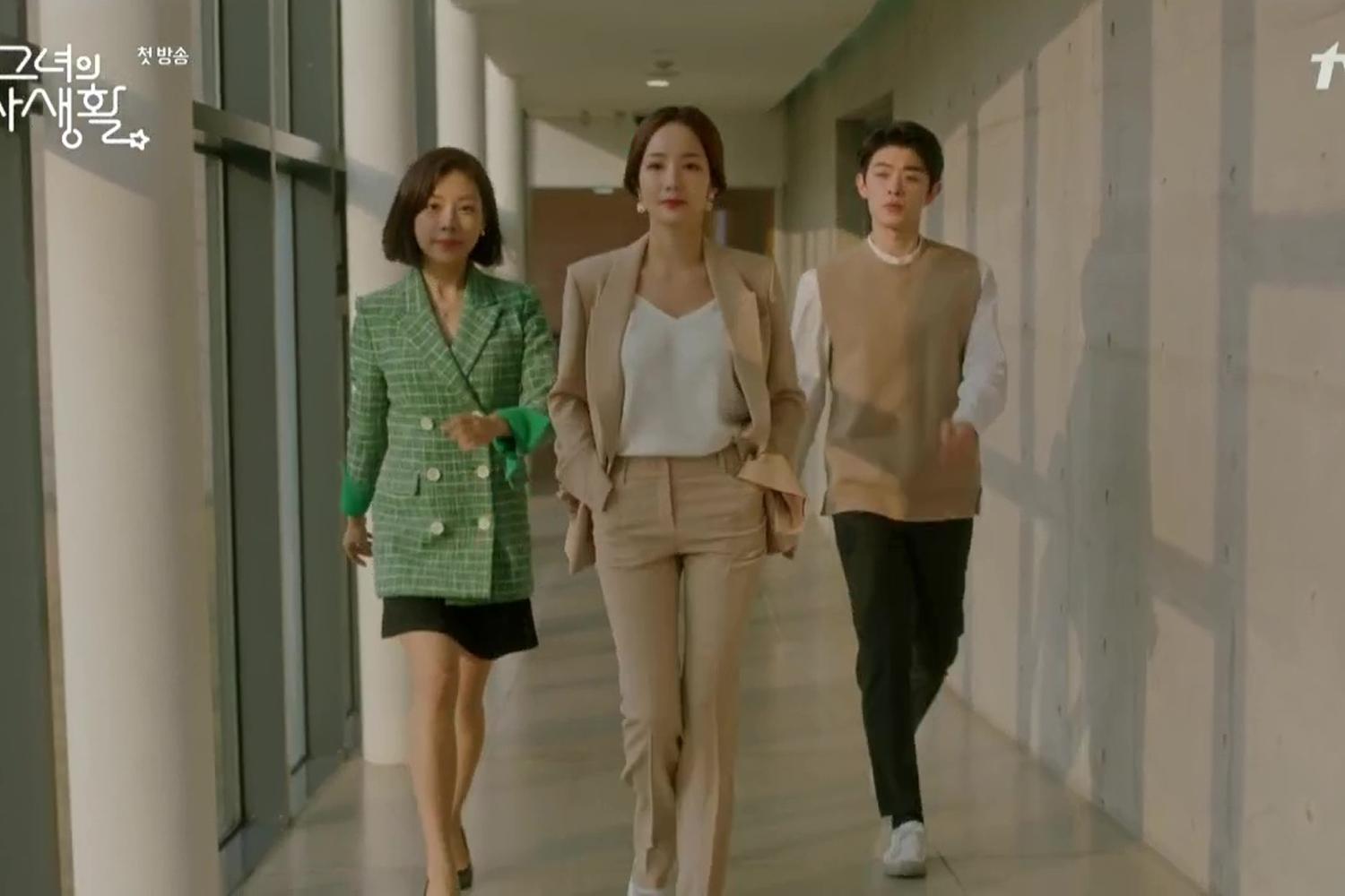 描述韓國女性在經濟上自給自足，表達不結婚選擇的圖片。例如接受更高教育的女性在職場上的成就。