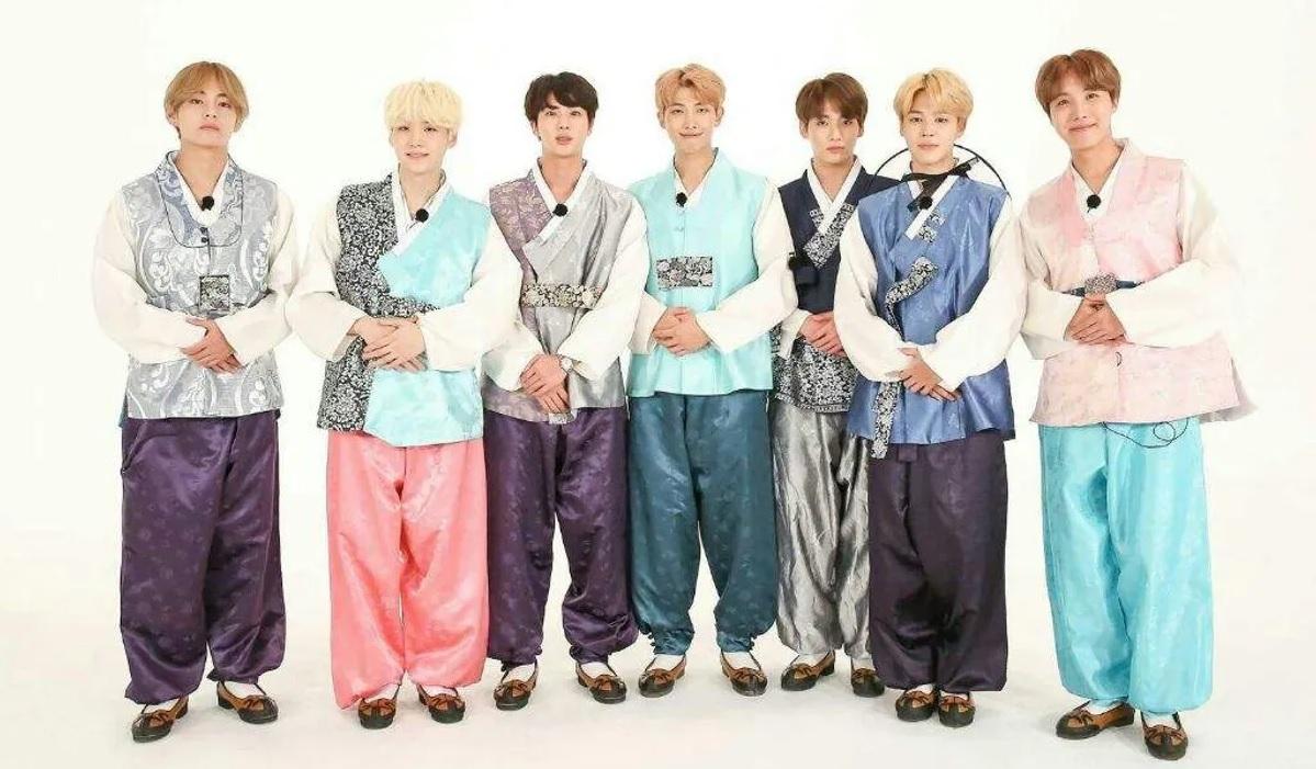 ชายเกาหลีในชุดฮันบกหลากสีที่ทันสมัยยืนเรียงแถว