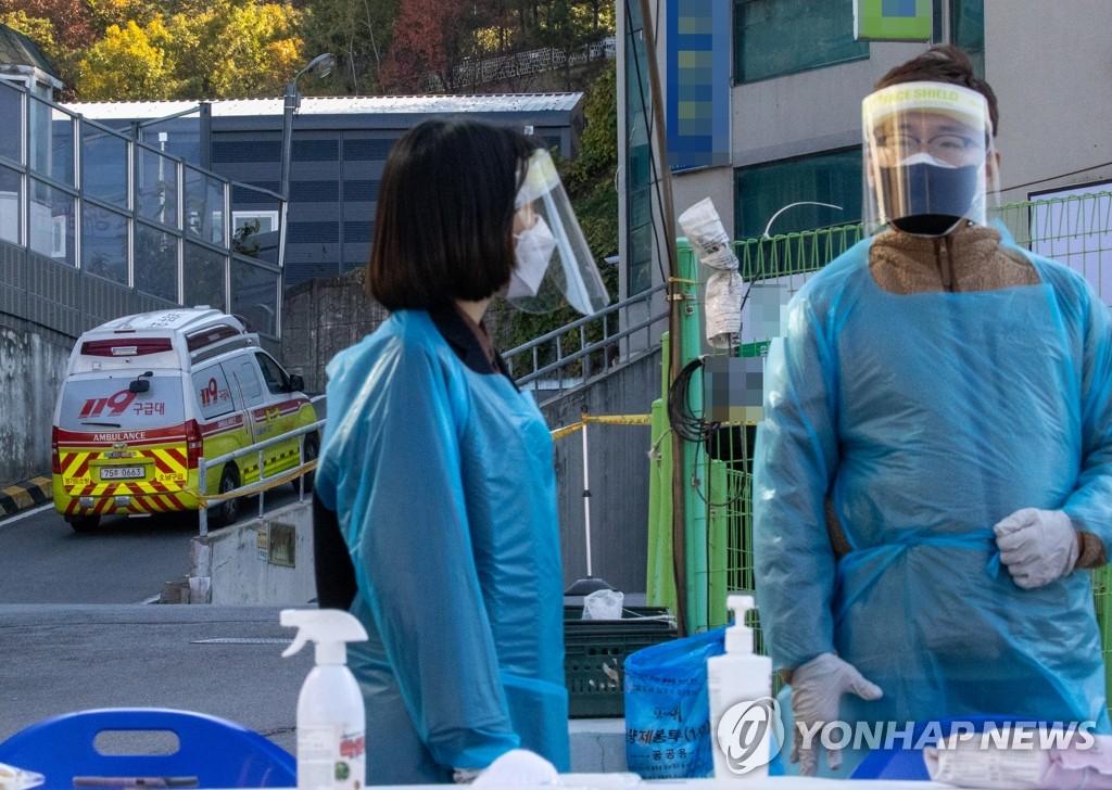 หลังจากที่รัฐบาลเกาหลีใต้ประกาศลดมาตรการรักษาความปลอดภัยเหลือระดับ 1 ก็มีการพบผู้ติดเชื้อคงที่โดยเฉพาะช่วงสุดสัปดาห์ที่ยอดลดลงเหลือเป็นตัวเลข 2 หลักอีกครั้ง2