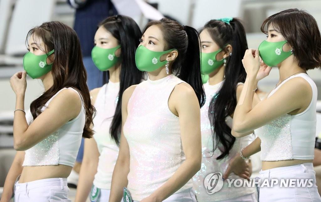 หลังจากที่รัฐบาลเกาหลีใต้ประกาศลดมาตรการรักษาความปลอดภัยเหลือระดับ 1 ก็มีการพบผู้ติดเชื้อคงที่โดยเฉพาะช่วงสุดสัปดาห์ที่ยอดลดลงเหลือเป็นตัวเลข 2 หลักอีกครั้ง3