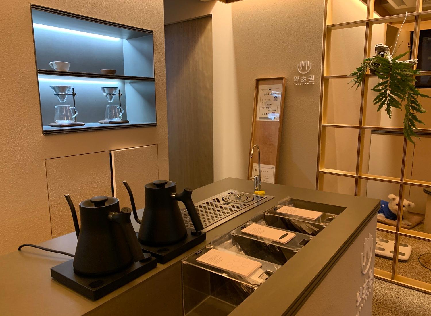 YAKCHOWONカフェの店内メニュー。韓方のお茶を中心に提供しているメニューのラインナップ。