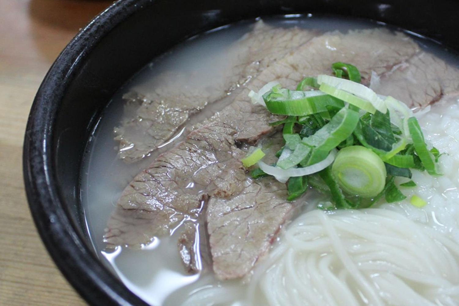 描繪朝鮮時代祭祀活動的圖片，展示燉煮牛湯的場景。