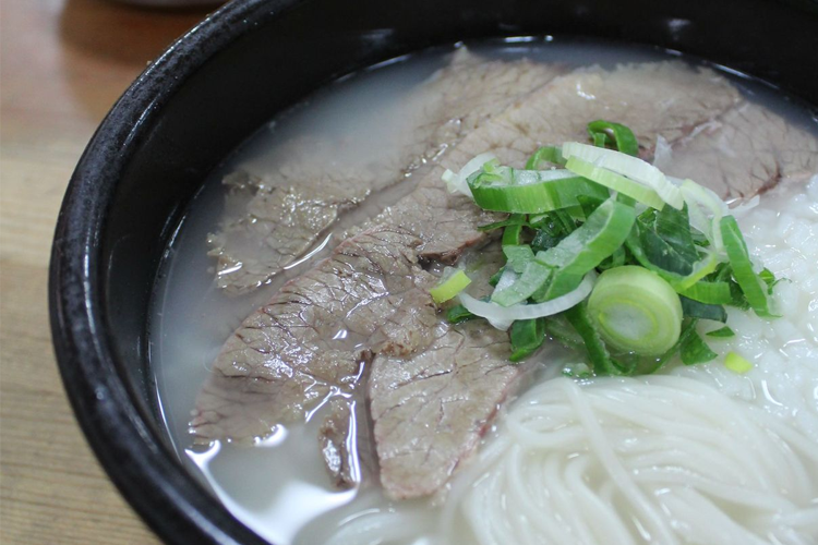 传说世宗大王亲耕时突降大雨，于是煮牛肉与民众分享的雪浓汤，其名称来源于此，让人联想到传统仪式中的食物起源。