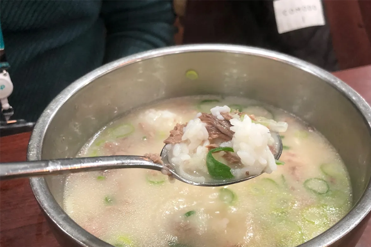 日本殖民时期，剩余的牛内脏和骨头被韩国人用来熬煮雪浓汤，成为普遍的韩国家常料理之一，也反映当时饮食文化的适应性。