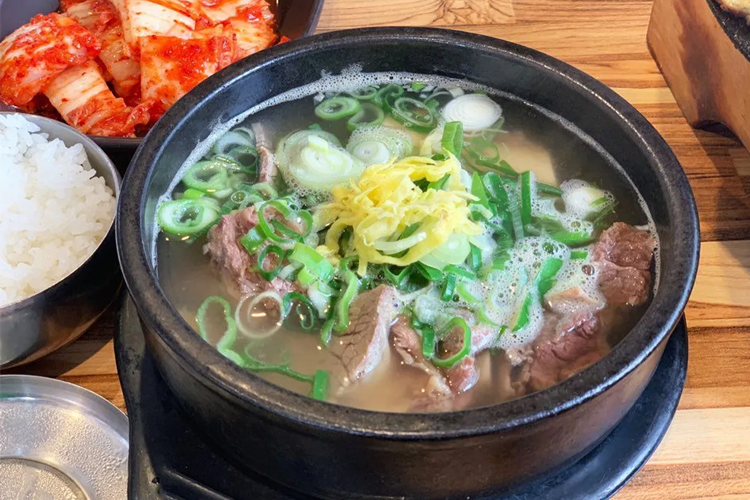 雪浓汤的现代演变中，各类食材和调味方式不断追求完美平衡，已成为韩国灵魂料理的重要标志。