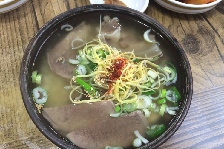 牛骨汤与雪浓汤之间的细微差别，常让人迷惑，这两者都源于传统的牛骨熬煮方法，呈现了浓烈的肉汤风味。