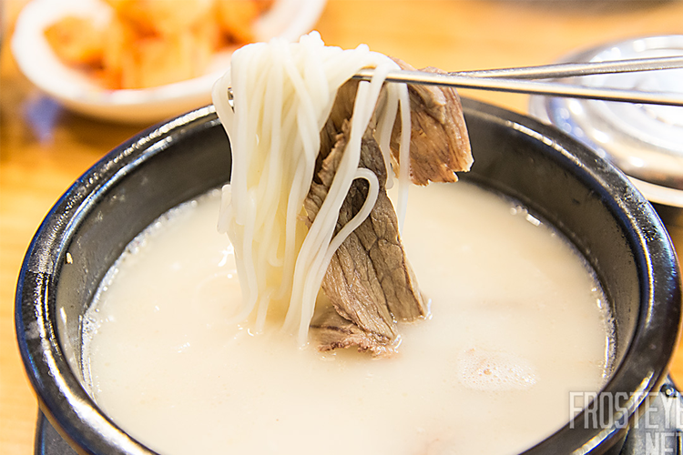 白色的牛骨雪浓汤经过长时间熬煮，味道鲜美，配上不同的调味料享用，韩国美食文化中的主要食物之一。