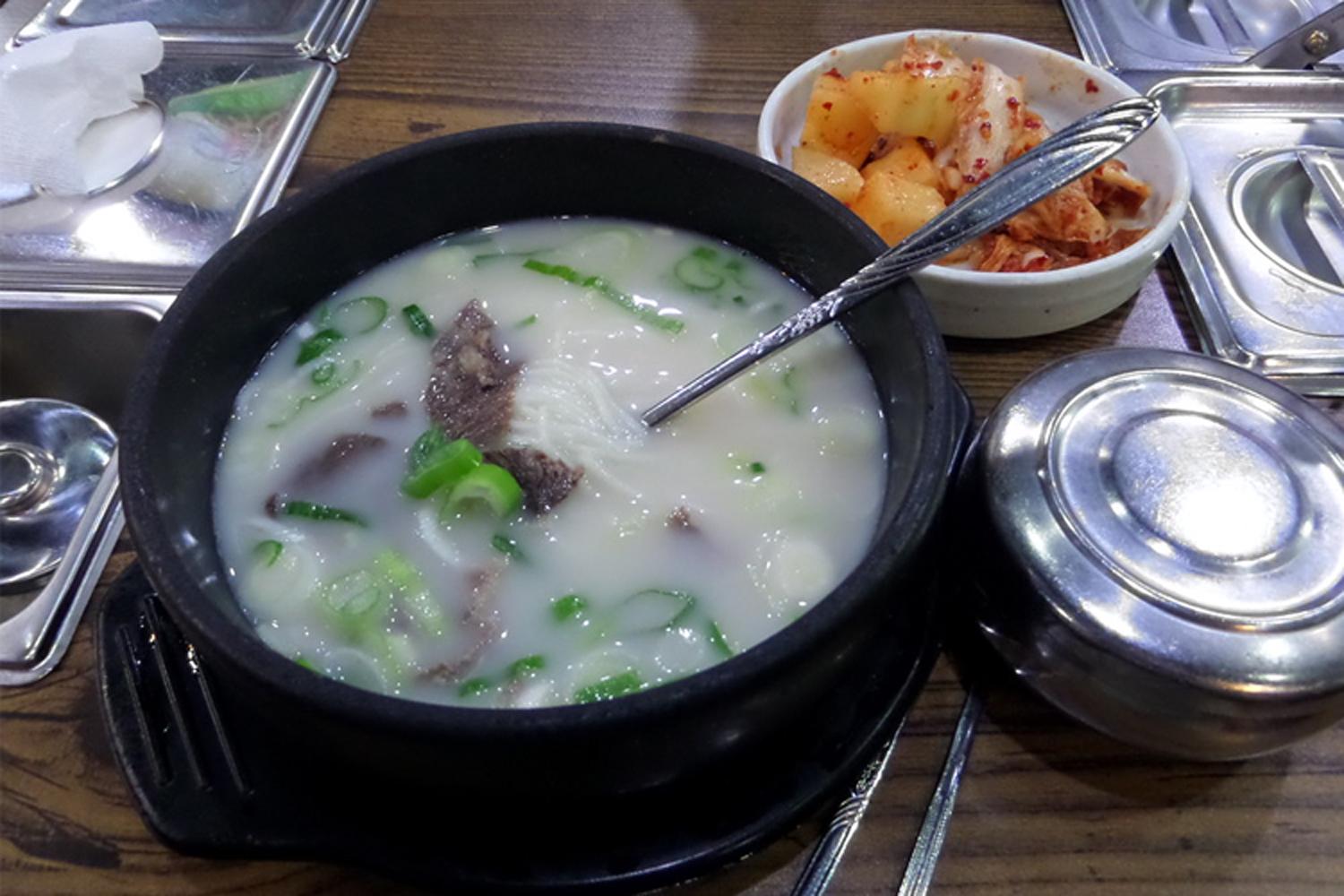 展示雪濃湯的一碗湯，湯面上漂浮著牛肉和葱花的圖片。