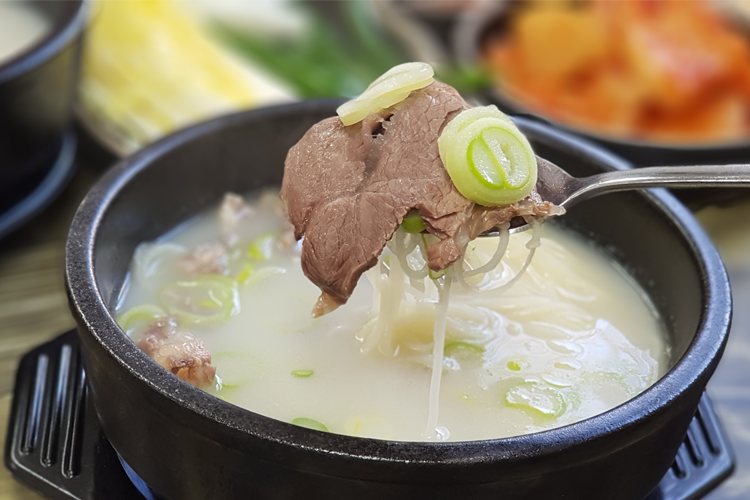雪浓汤以牛骨和杂碎煮成，汤色清澈，配上葱花和面条，常伴随米饭和腌萝卜一起食用，适合消化系统的经典韩国美食。