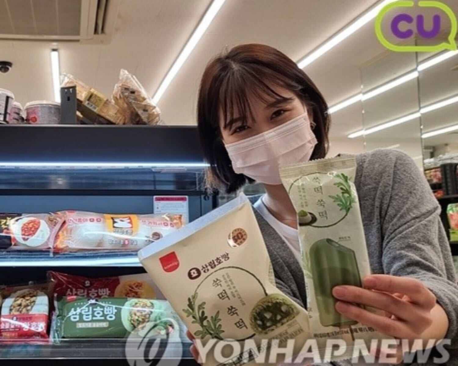CUコンビニで販売されているよもぎ餅とよもぎアイスクリームの韓国スイーツ、CUロゴと商品パッケージが見える