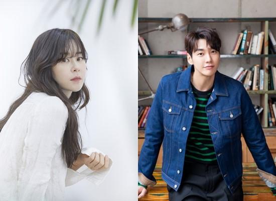 白い衣装の女性と青いデニムジャケットの男性の写真。『こんにちは？私だよ！』の登場人物がリラックスした姿勢でカメラに向かってポーズをとっているシーン。