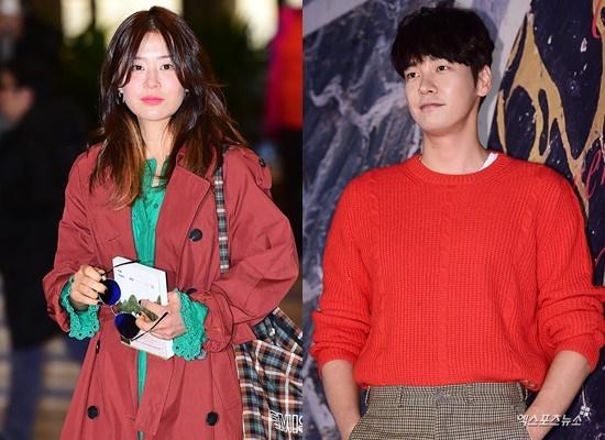 赤いコートを着た女性と赤いセーターを着た男性の写真。韓国ドラマ『こんにちは？私だよ！』の出演者が並んでポーズをとっているシーン。