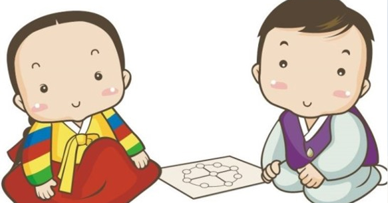 兩位身穿韓服的韓國小朋友正坐在一起，用紙來玩韓國傳統遊戲貼石遊戲。