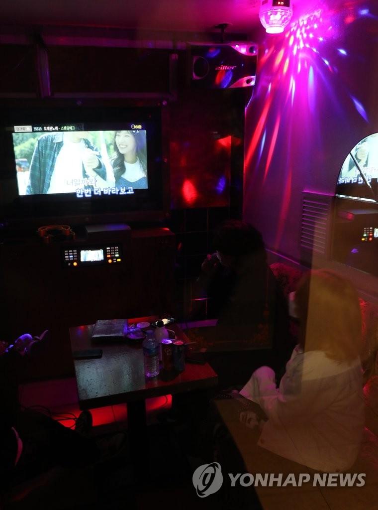 วันฮาโลวีนถือเป็นอีกหนึ่งเทศกาลที่คนเกาหลีใต้จะออกมาเที่ยว โดยเฉพาะย่านไนท์คลับทำให้รัฐบาลเกิดความกังวลว่าอาจเกิดการแพร่ระบาดอีกครั้งเหมือนที่เคยเกิดขึ้นในอดีต3