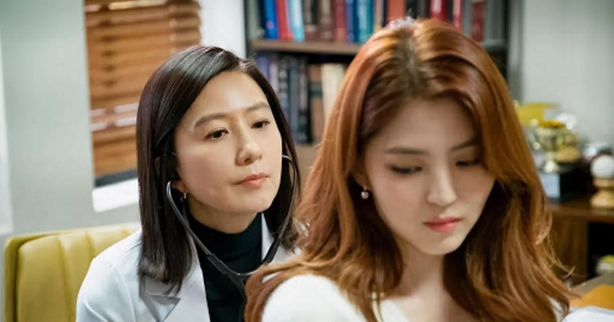 แพทย์หญิงกำลังใช้เครื่องฟังเสียงหัวใจตรวจคนไข้ในสถานพยาบาล