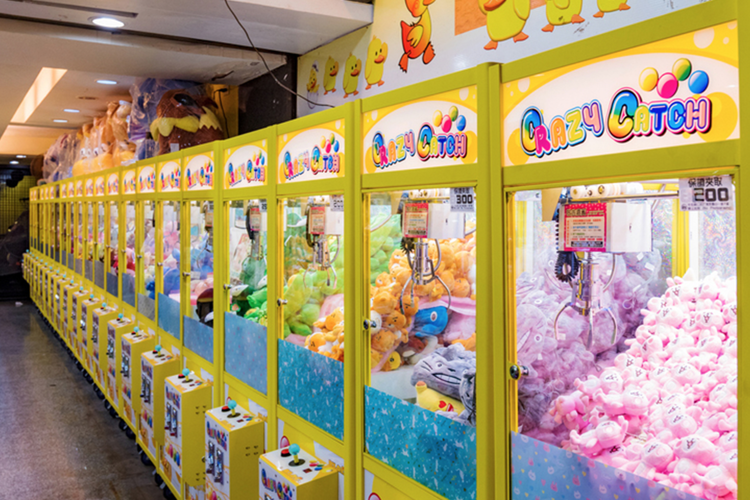 Dãy máy gắp thú bông tại một cửa tiệm trò chơi gắp thú Hàn Quốc