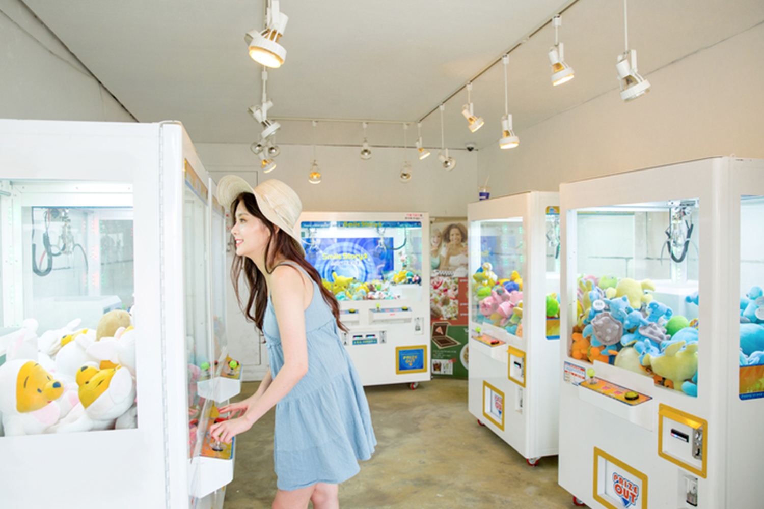 Người đứng cạnh máy gắp thú bông với các máy tại Hàn Quốc