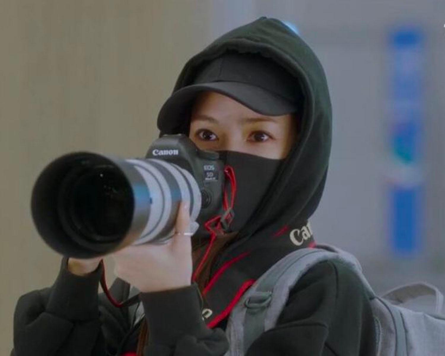 ภาพถ่ายคนถือกล้องถ่ายรูป เป็นสัญลักษณ์ของการรายงานเหตุการณ์จริงขณะเกิดขึ้น