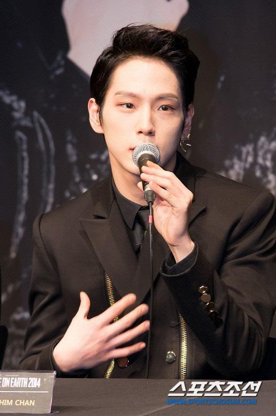 B.A.Pヒムチャン、スーツ姿でマイクを持って発表する様子、2020年の記者会見で