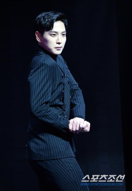 B.A.Pヒムチャン、ストライプ柄のスーツを着た全身ショット、舞台上での姿、2020年のイベントで