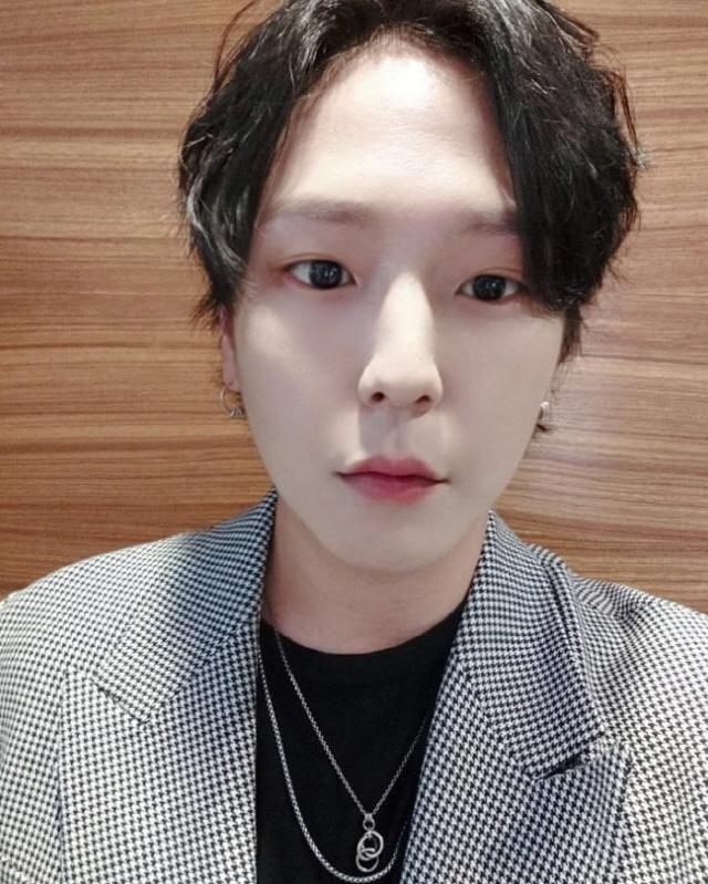 B.A.Pヒムチャン、チェック柄のジャケットで自撮りショット、2020年のSNS投稿画像