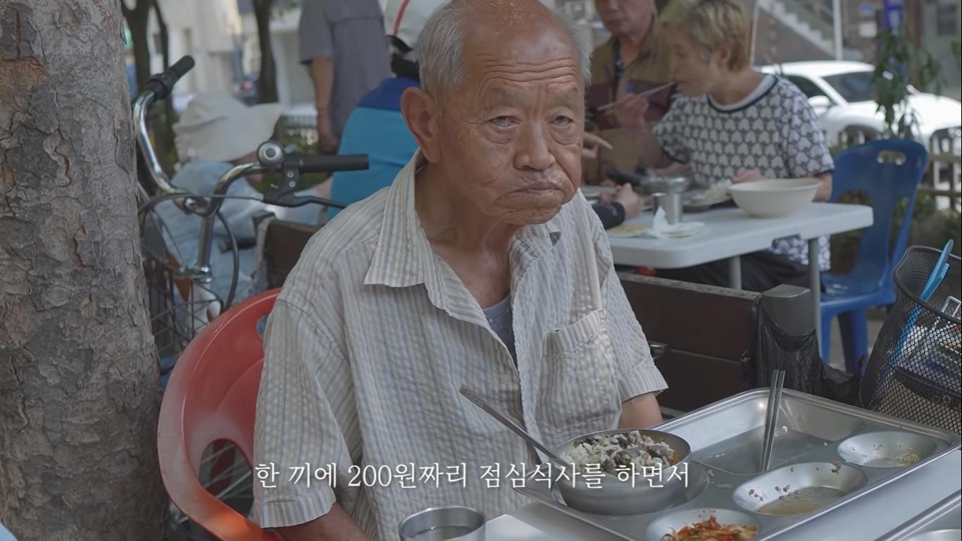 ช่องยูทูปเบอร์เกาหลีช่องหนึ่งได้นำเสนอเรื่องราวชีวิตของคุณปู่ ผู้ที่เคยเข้าร่วมสงครามเกาหลียาวนานถึง 8 ปี แต่ปัจจุบันกลับต้องใช้ชีวิตอย่างยากลำบาก4