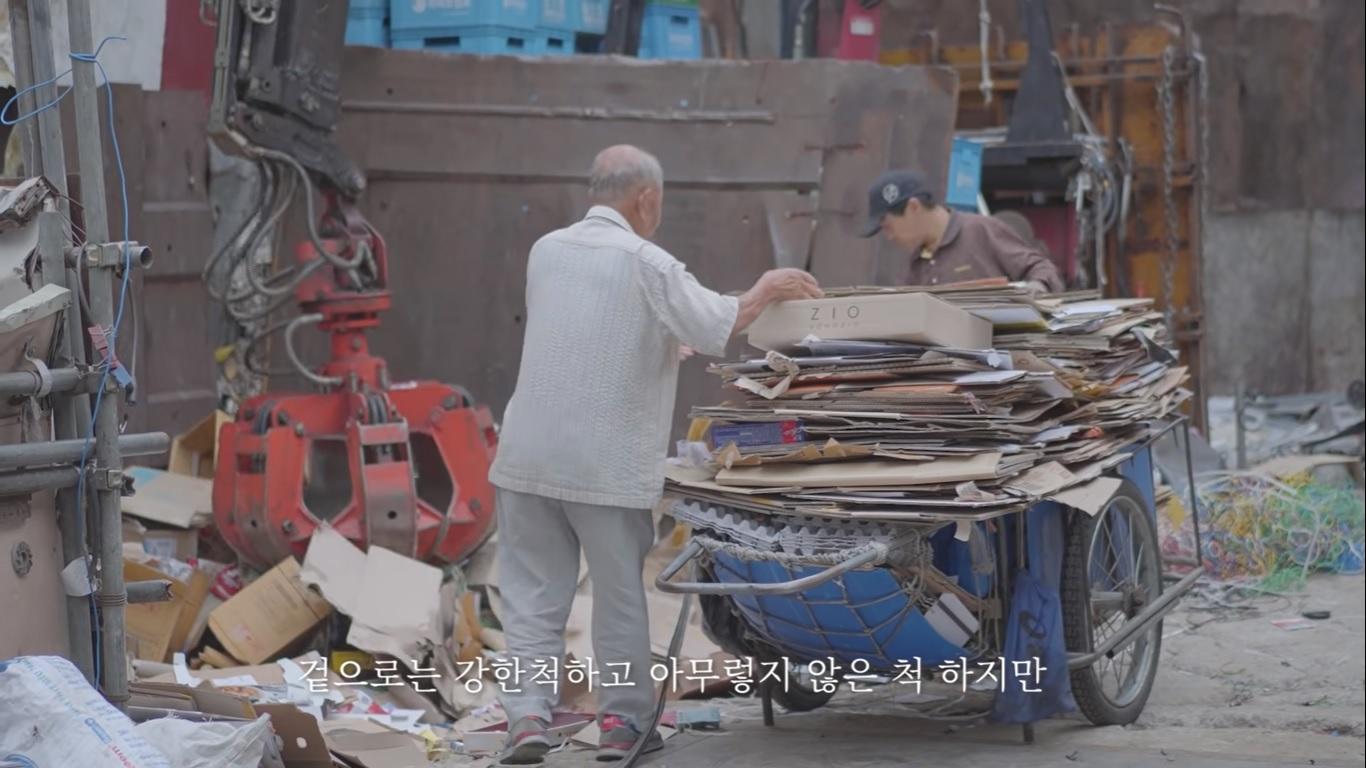 ช่องยูทูปเบอร์เกาหลีช่องหนึ่งได้นำเสนอเรื่องราวชีวิตของคุณปู่ ผู้ที่เคยเข้าร่วมสงครามเกาหลียาวนานถึง 8 ปี แต่ปัจจุบันกลับต้องใช้ชีวิตอย่างยากลำบาก2