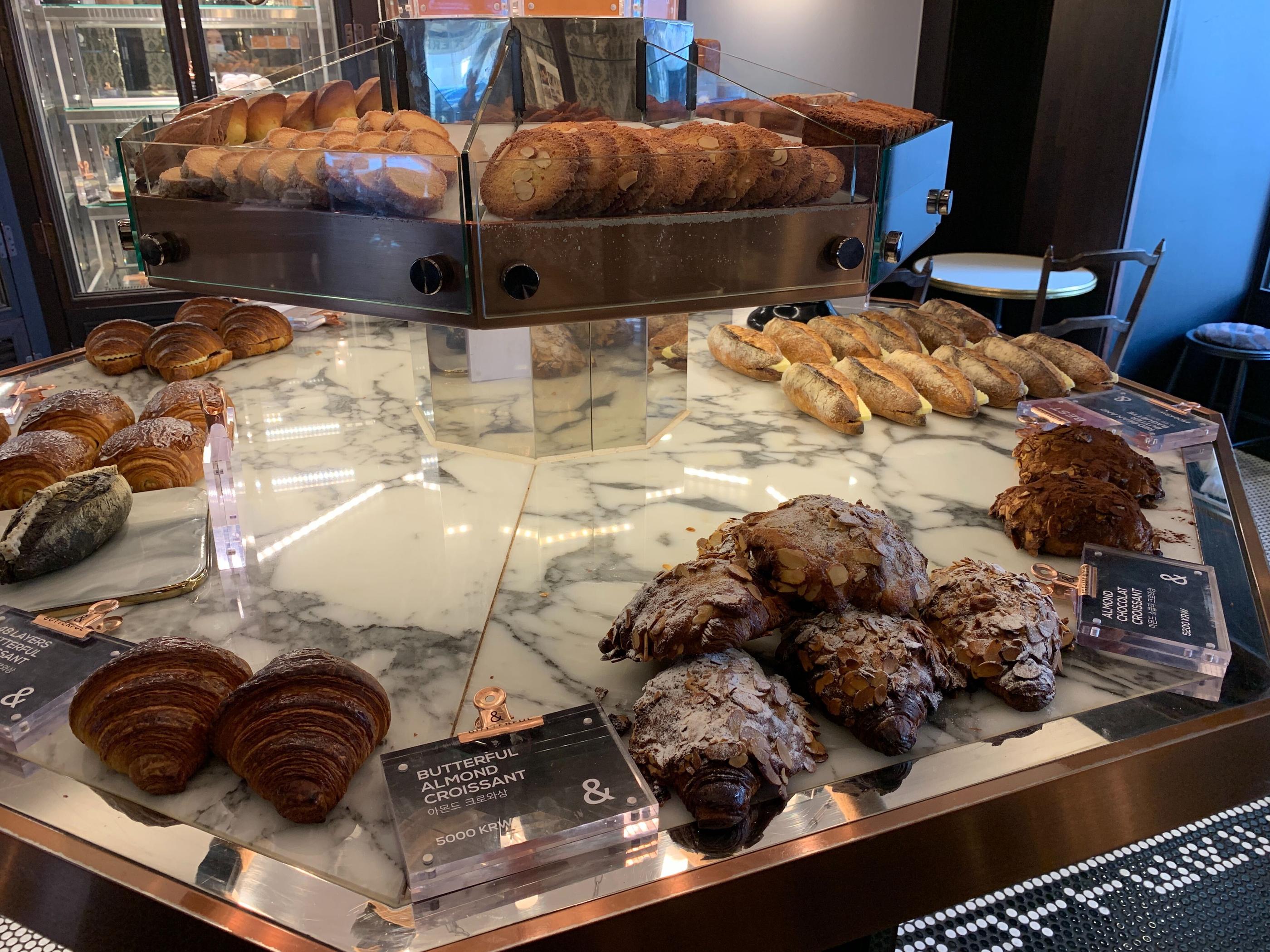 韓国カフェ　韓国ベーカリーカフェ　韓国ベーカリー　狎鴎亭　狎鴎亭ロデオ　韓国カフェ　BUTTERFUL＆CREAMOROUS　韓国美味しい物　韓国美味しいデザート