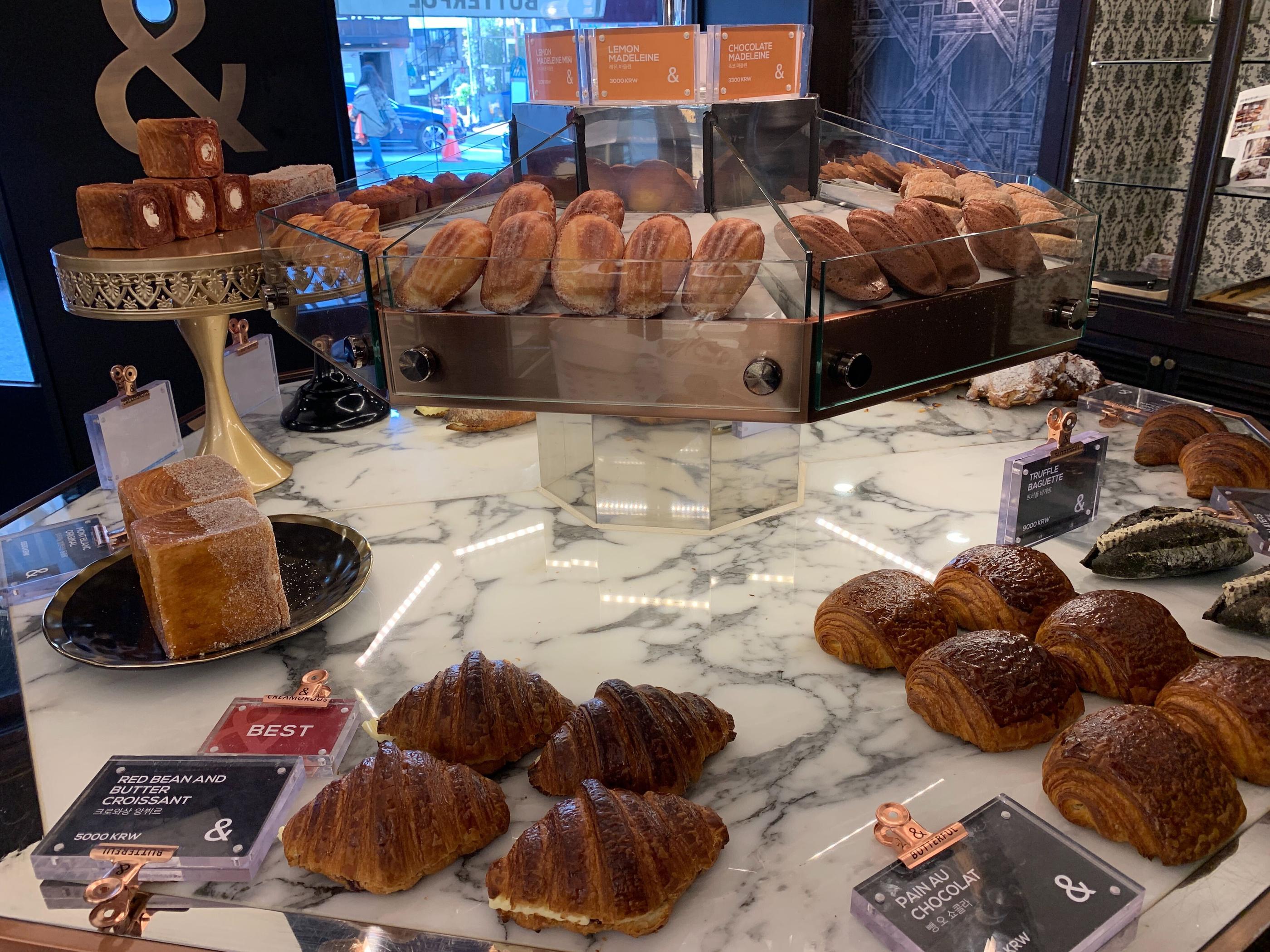 韓国カフェ　韓国ベーカリーカフェ　韓国ベーカリー　狎鴎亭　狎鴎亭ロデオ　韓国カフェ　BUTTERFUL＆CREAMOROUS　韓国美味しい物　韓国美味しいデザート