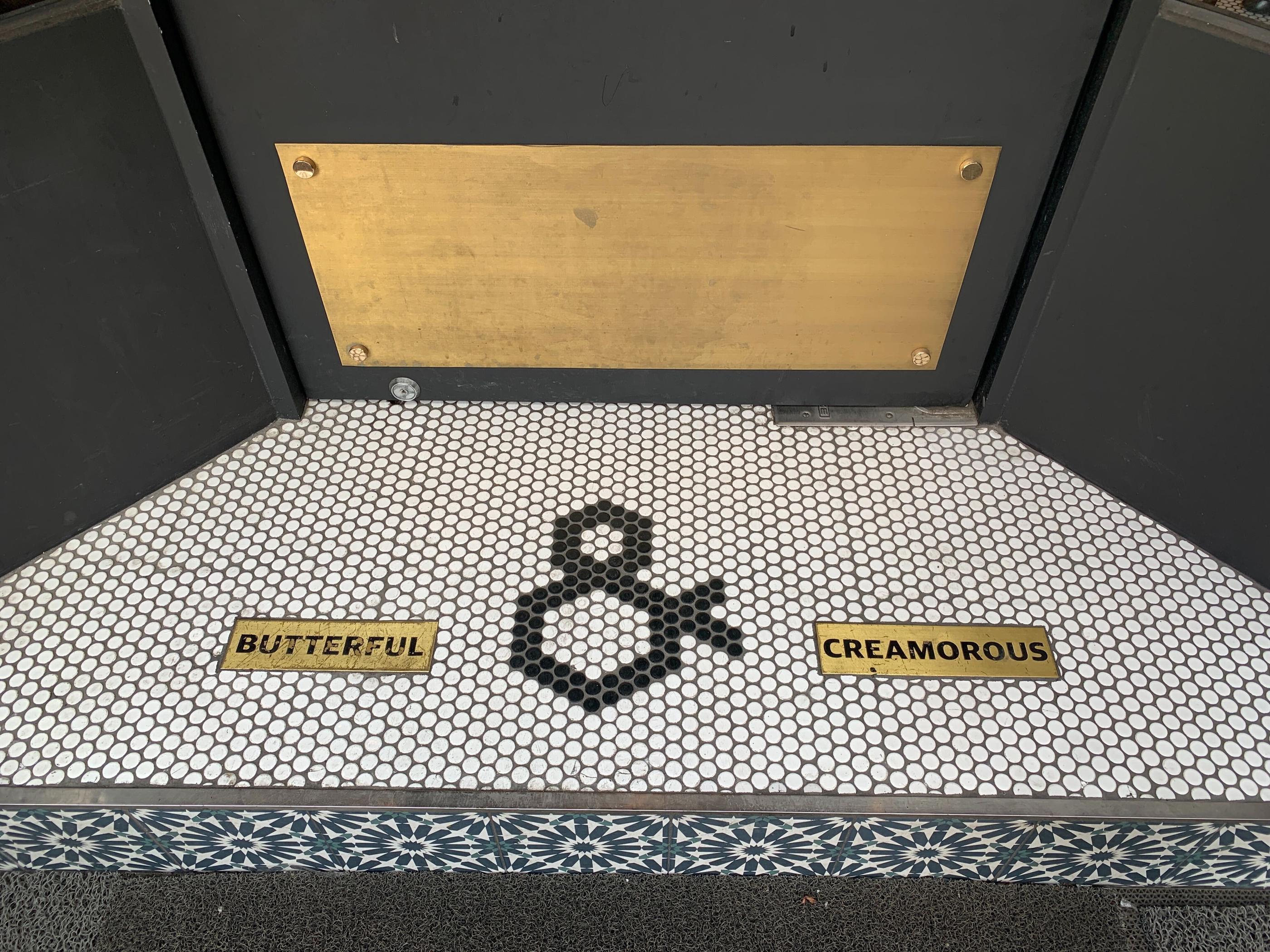 韓国カフェ　韓国ベーカリーカフェ　韓国ベーカリー　狎鴎亭　狎鴎亭ロデオ　韓国カフェ　BUTTERFUL＆CREAMOROUS　韓国美味しい物　韓国美味しいデザート