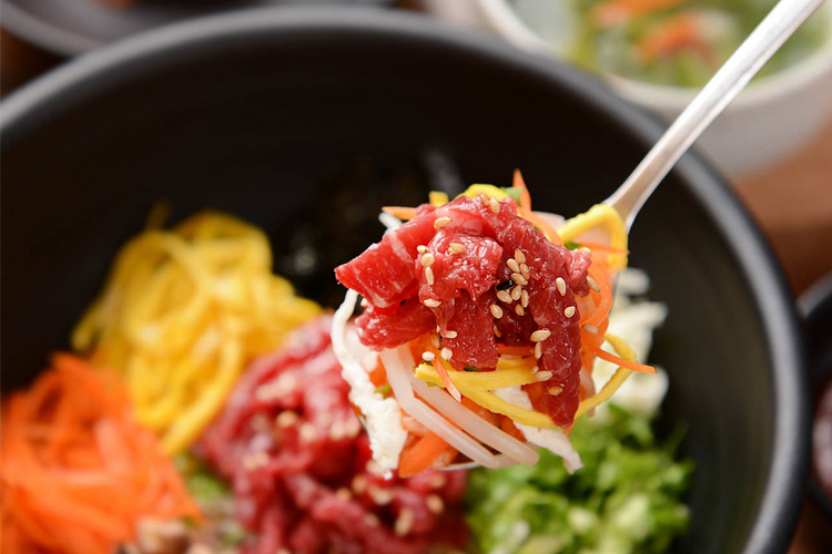 향기로운 고기 양념과 함께 비빔밥에 사용되는 신선한 채소들, 전통적인 한국 요리법의 매력적 표현.