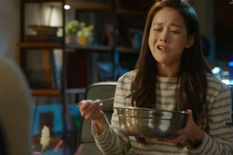 집에서도 간편하게 만들 수 있는 비빔밥, 다양한 채소와 소스로 맛을 낸 한국식 별식.