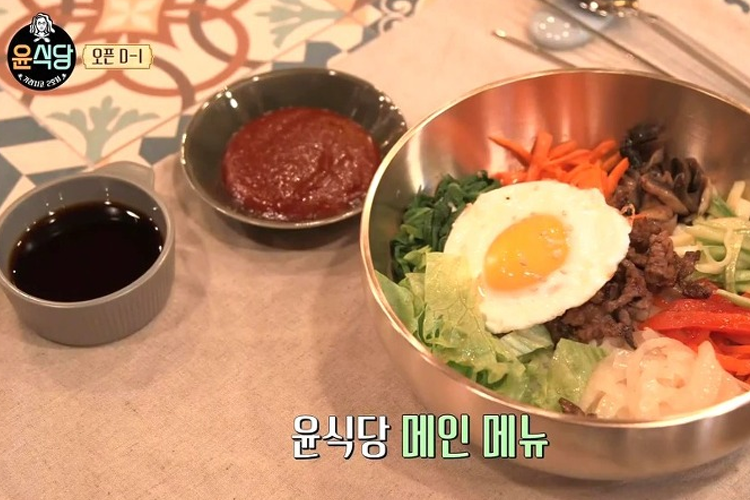 쉬운 재료와 간단한 조리법으로 만들어진 간장 비빔밥 한 그릇, 간소화된 한국식 혼합 밥 요리.