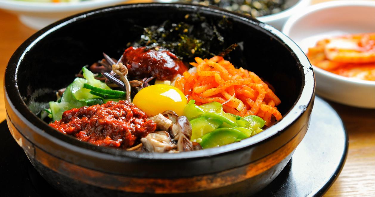 Bibimbap Hàn Quốc: từ bát cơm trộn với đồ ăn thừa thành món ăn quốc dân