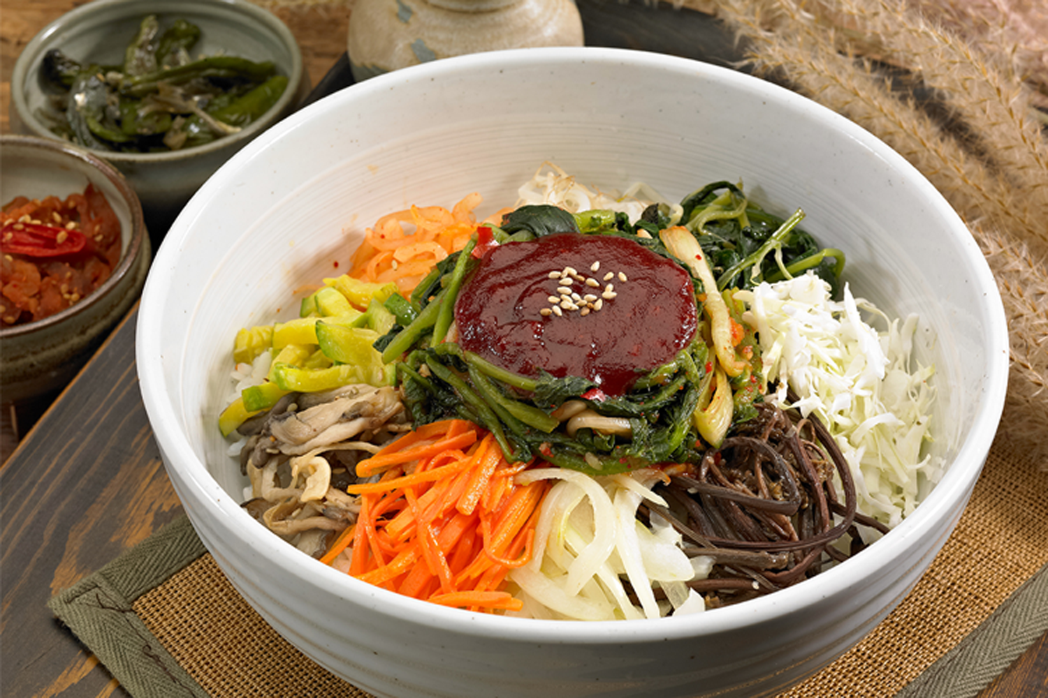 韓國醃蘿蔔拌飯，配料包括醃蘿蔔和多種韓國蔬菜，突出其清爽口感。