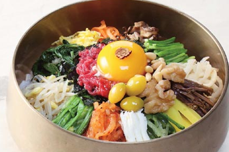 전주에서 유래된 정통 비빔밥의 모습, 고급 재료와 깔끔한 장식이 돋보이는 한식.