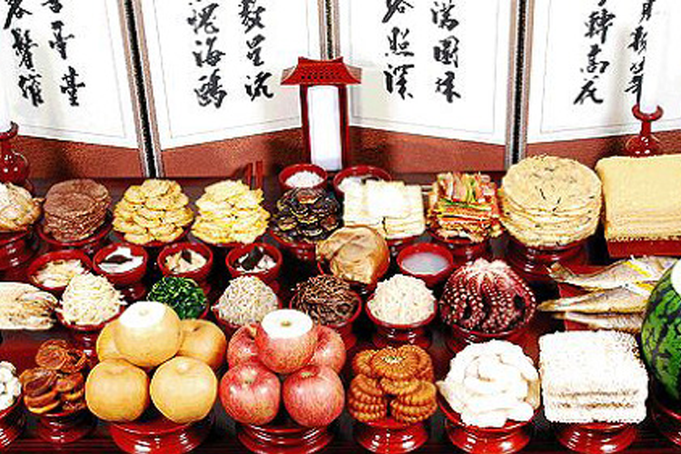 전통 한국 제례식에 사용되는 다양하고 풍성한 음식들이 차려진 제사상, 문화와 관습의 상징적 표현.