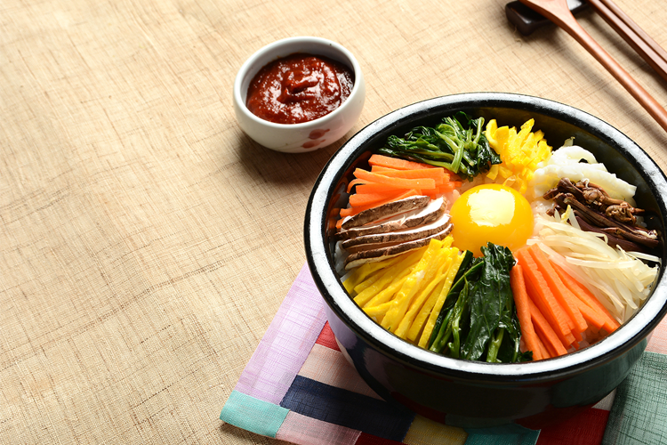 옛 문헌에서 비빔밥으로 처음 언급된 '골동반'이라는 이름과 관련된 페이지, 조선시대의 음식 문화.