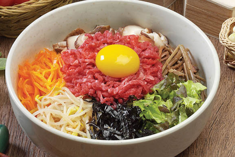 진주 지역의 생고기 비빔밥으로, 고유의 역사와 전통을 유지하며 생고기를 사용한 독특한 비빔 요리.