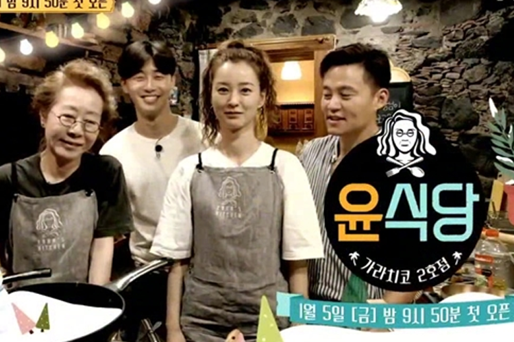 간장으로 간을 맞춘 비빔밥, 마일드하고 구수한 맛이 돋보이는 현대의 한국 요리.