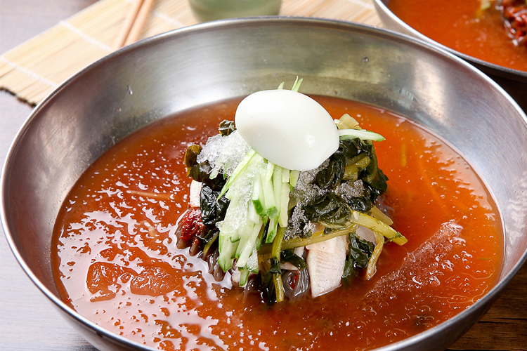 채소와 더불어 다양한 반찬이 올라간 비빔밥 한 그릇, 한국식 혼합 밥의 전형적인 이미지.