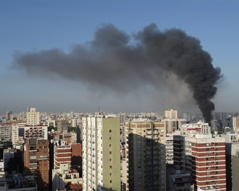 城市環境下冒出的濃密黑煙，象徵夢到屋子著火的情境。