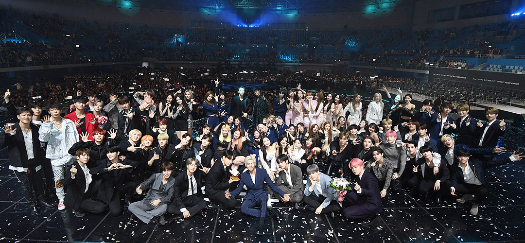 ภาพหมู่ของศิลปินเกาหลีร่วมงานประกาศรางวัล K-Pop