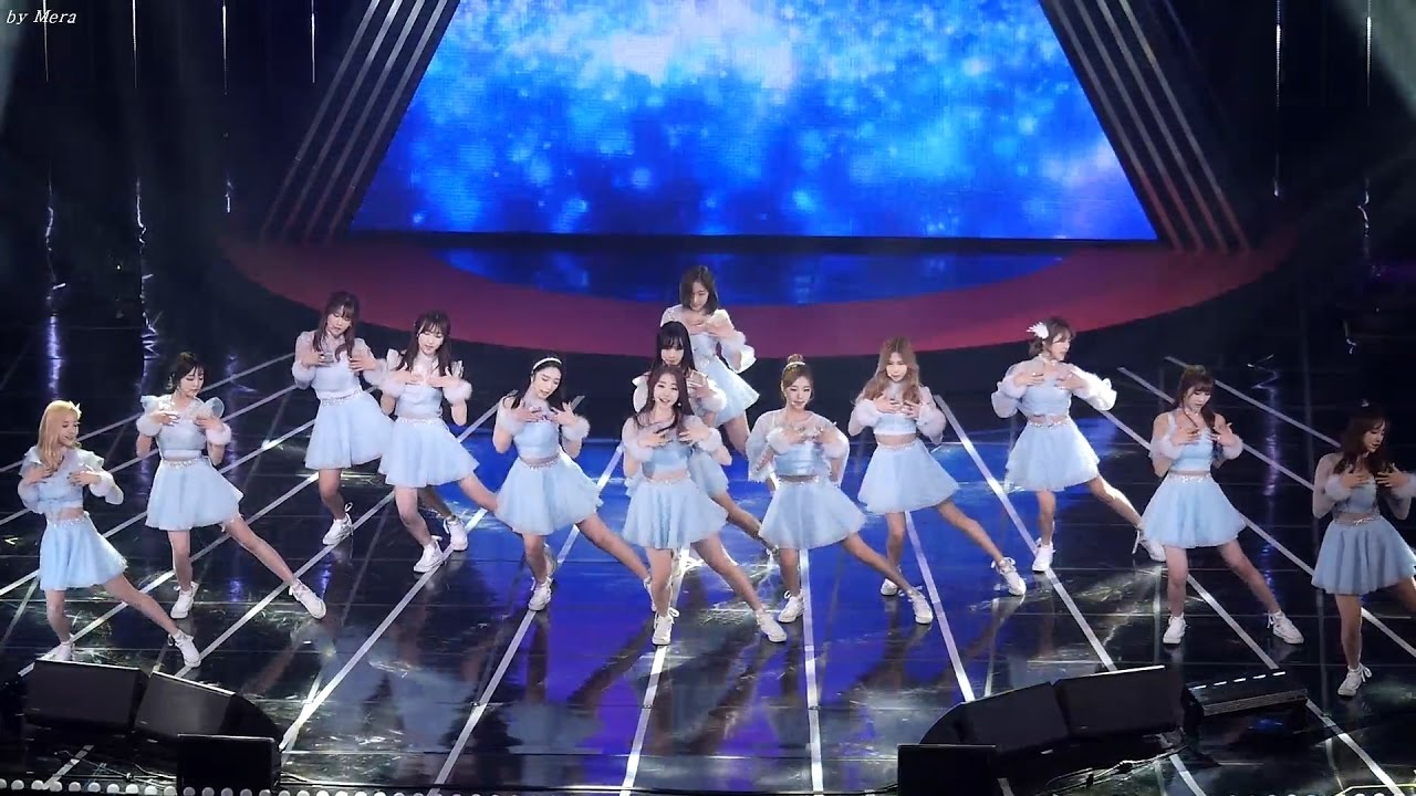 ไอดอลเกาหลีกลุ่มหนึ่งขณะทำการแสดงบนเวทีในชุดสีฟ้า